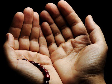 عکس دست در حال دعا با تسبیح مربوط به کتاب ذکر دهم