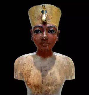 عکس از مجسمه فرعون مربوط به کتاب راز فرعون گمشده